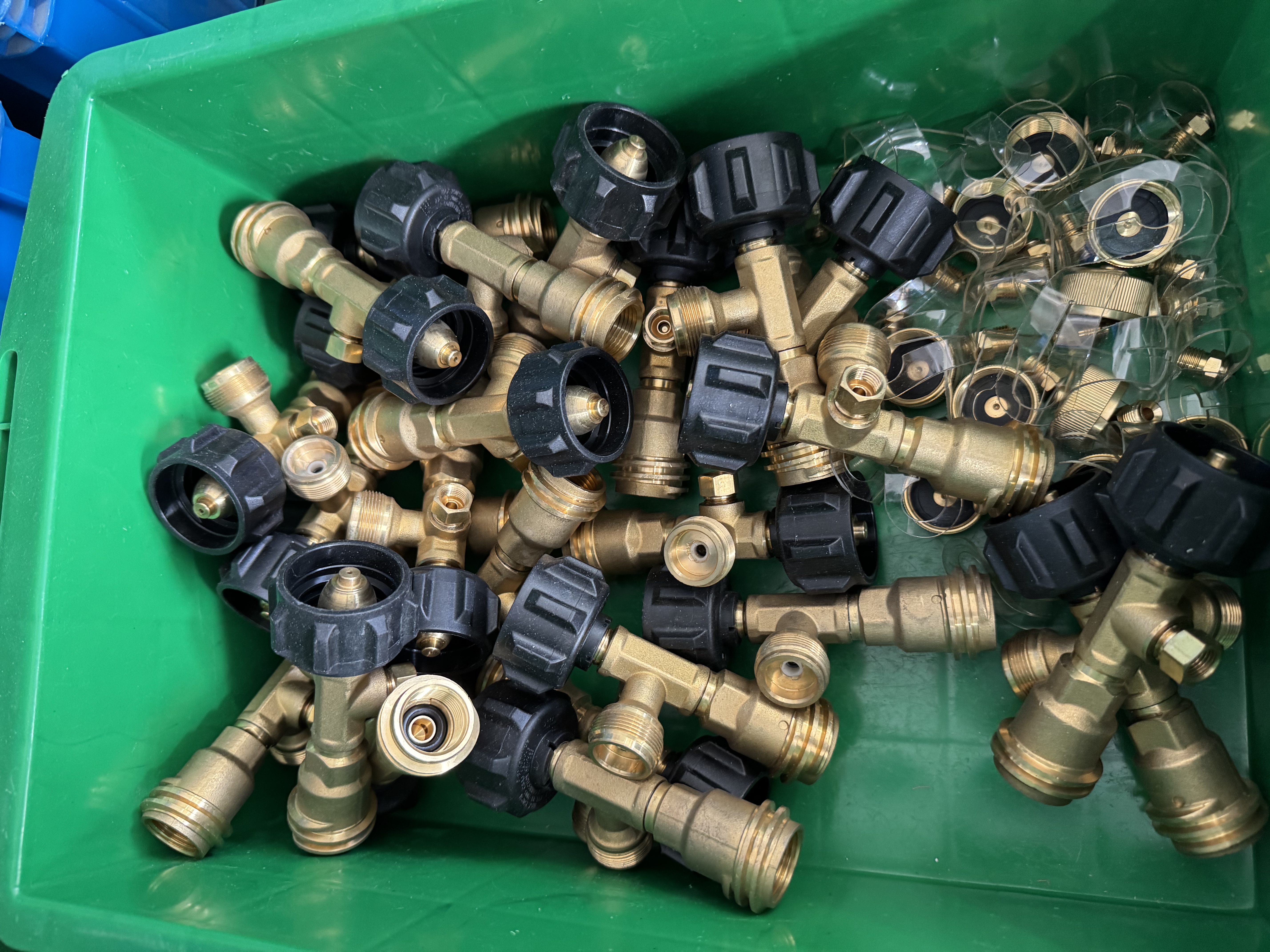 Adaptador en T de latón QCC1 para tanque de propano, 4 puertos, RV