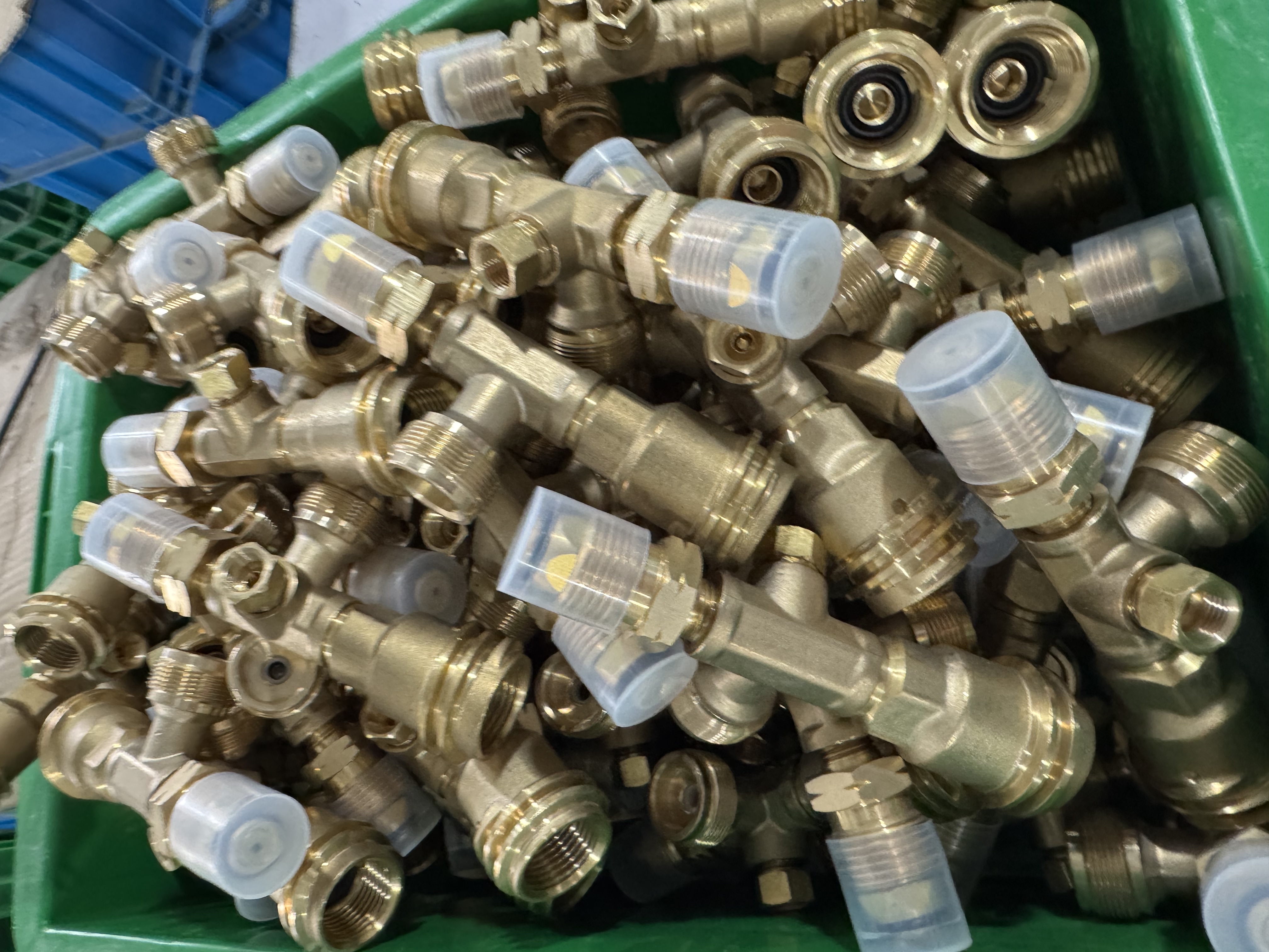 Adaptador combinado de regulador en T de propano de latón de 4 puertos, entrada POL
